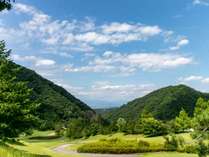 ゴルフ場からの眺め。高崎や前橋の風景を望めます。（グリーンパークカントリークラブ　車で約2分）