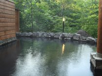 大浴場の露天風呂。季節によって風景が変わる広くて開放的な露天風呂です。