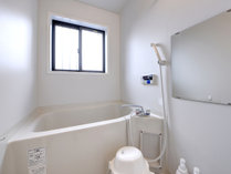 *共有バスルーム／一般家庭用サイズのお風呂でゆっくりと汗を流せます。
