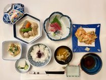 *【日本食コース：割烹　真澄（一例）】刺身（3点盛り）、天ぷらなどの和食セットをご用意します