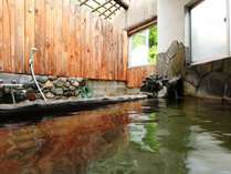 【女湯】天然素材満点の内湯。掛け流し温泉は焼岳の恵みです。