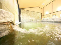 【内風呂】貴重な伊豆石をふんだんに使った伊豆石風呂。体を芯から温めて日頃の疲れを忘れさせてくれます。