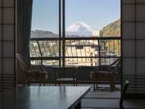 【和室12畳＋広縁】客室一例。お部屋、天候によっては窓より富士山ビューをお楽しみ頂けます！