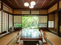 歴史と文化が香る京都西陣の町。ひっそりと佇むお屋敷で、ゆっくりとした時間を。大きなもみじの木がある、広いお庭。　鯉屋は、移り変わる季節と共に暮らす、しっとりとした空間のゲストハウスです。