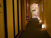 廊下には行灯と一輪挿しを配置して癒しの空間を演出します