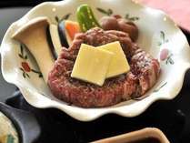 牛ヒレ肉のステーキはお席でお客様ご自身で陶板で焼いていただきお召し上がりいただいております