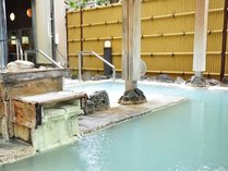 男性用露天風呂■100％天然温泉を贅沢に掛け流した露天風呂！リュウマチや通風など効能豊かな「にごり湯」