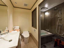使い勝手の良い洗面・浴室。多人数でも広くお使いできるよう大きな鏡を配置しております。