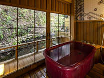 露天特別室【鈴蘭】　源泉は単純アルカリ性。源泉100％です。水を入れて温度調整お願いします。