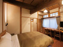 客室・ダブルベッド【101】唯一１階のロビー近くの客室です。日本ベッド製の140cm幅のベッドです。