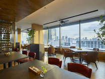 ＜レストラン＞ホテル最上階（14F）に店舗を構えるGINZA　CASITAは朝と夜でその表情を変える。