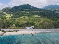 沖縄の屈指のシュノーケリングスポット「ゴリラチョップ」の目の前の立地 写真