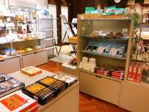 売店コーナーでは北海道土産の定番から旭川銘菓まで数々の商品をご用意しております。
