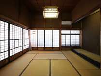 和室10畳は雰囲気のある古き良き建築が盛りだくさんのお部屋です。