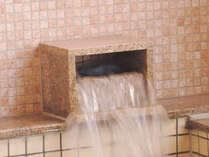 【男性用大浴場】新美里温泉のお湯を源泉地より直接運んで頂いております。