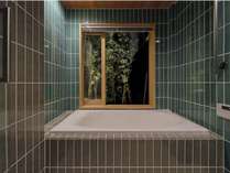 浴室・夜にはライトアップされた青竹を眺めてゆったりバスタイム