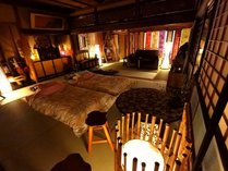 歴史情緒と非日常感溢れる、障子や縁側、間接照明、日本庭園に囲まれた、老舗旅館の特別客室。