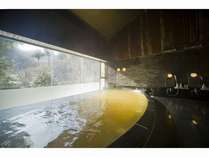 “美肌の湯”倉渕川浦温泉の大浴場。大きなガラス窓いっぱいに四季折々の風景が広がります。