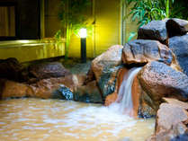 露天風呂「つづみの湯」　金泉は鉄分を多く含み、保温と保湿効果が高い