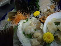 春の貝コース活き造りの一例　アイナメと白ミル、ミル貝、平貝の盛り合わせ
