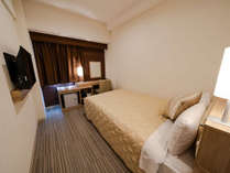 セミダブルルーム：ベッド幅125cm×195cm　広さ13平米　フランスベッド製のベッドをご用意しております。