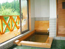 *貸切風呂／桧木風呂。高原の爽やかな風を感じながら、トレッキングや観光の疲れを癒してください♪