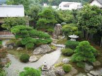 部屋から見える日本庭園