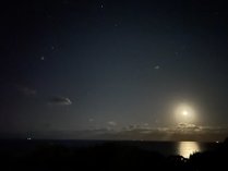 月灯りの海、宿の前に広がります。