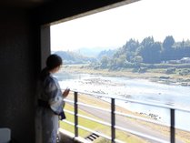 半露天風呂付LUX和モダン室テラスから見る球磨川