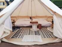テント内には、ダブルベッドを2つ、設置しております。
