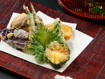 季節の山菜とお野菜の天ぷら*