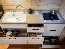 ・＜B棟＞＜キッチン＞調理器具やお皿、カトラリー完備で自炊に最適です
