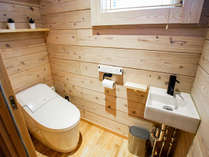 ・＜B棟＞＜トイレ＞木のぬくもりと清潔感が◎　温水洗浄便座です