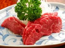 信州名産の馬刺しロース肉ですので非常に柔らかく脂がのっています　