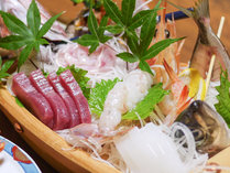 *【舟盛】港近くの当館では新鮮な魚介を豪快に盛り付けてご提供します。