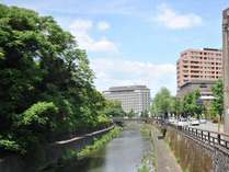 アークホテル熊本城前は坪井川沿いにあります。緑豊かな閑静な立地♪左手は熊本城塀