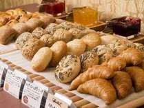 ＜朝食バイキング＞　焼きたてパン　クロワッサン、レーズンブレッドが人気です。