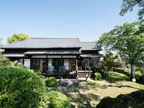 その美しい町並みから「九州の小京都」と呼ばれる城下町飫肥で、伝統的な日本家屋を上質な宿として再生。日本の文化の豊かさ、奥深さに触れながら、ひと時のやすらぎを