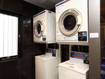 洗濯機・乾燥機が2台ずつ設置しています。