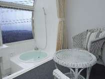 ガラス張りの客室展望風呂。海や伊豆大島、満天の星空が楽しめる。