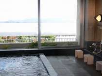 琵琶湖が一望できる大浴場は温泉となっておりサウナも完備