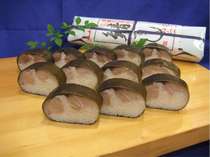 京都にしひがしの職人が手がけた鯖寿司！ひとつ3150円で販売、宿での注文も可能です。