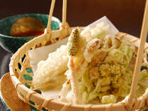 *旬の山菜を天ぷらで…お蕎麦との相性抜群です！（一例）