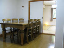 和室には大きなダイニングテーブルがあります。皆様で集う場所にいかがでしょうか。