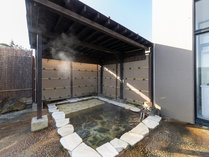 【露天風呂】大浴場の隣に面している露天風呂は静寂に包まれた癒し空間。内湯に比べ温度が低めです。