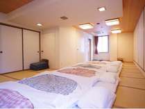 和室■２０畳敷きの和室に２名様から６名様までご宿泊できます。