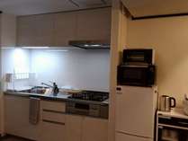 お部屋内のシステムキッチン。食材をご用意頂ければ自炊可能な設備です。