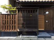 京都の趣ある町家（町屋）一棟貸しの古民家宿。キッチン付きで自炊も可能ですが、部屋食プランもおすすめ。 写真