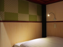 【本館洋室】各ベッドにはヘッドライトとコンセントが設置してあり機能的。