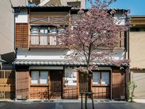 京都一の繁華街「四条河原町」「祇園」徒歩圏内。町家（町屋）を改装した一棟貸しの宿。